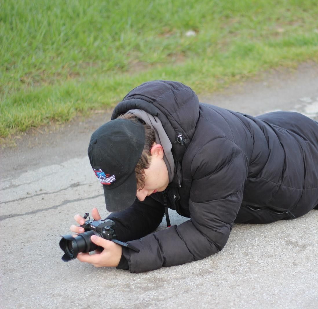 Paul beim Filmen, am Boden liegend für die passende Kameraperspektive